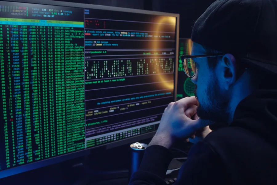 Bezpečnostný analytik sledujúci výstup penetračného testu na monitore