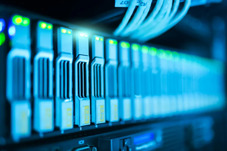 Rad serverov v dátovom centre so signalizačnými diódami